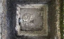 洗浄前のヘドロが付いた排水桝